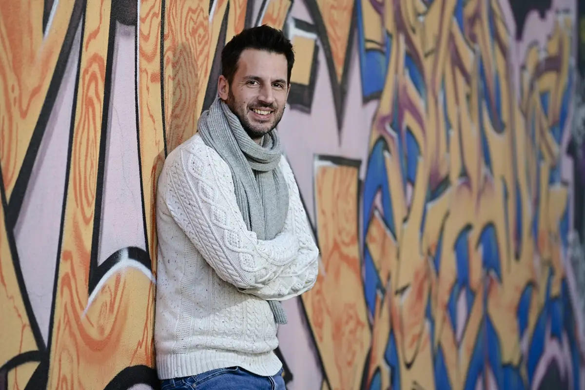 Ganó un reality, pasó por la construcción y ahora vuelve a Canal 4 mientras vende propiedades