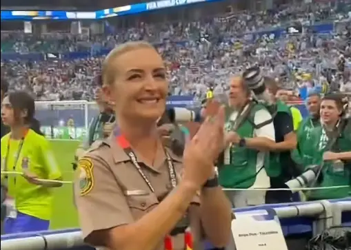 Quién es la custodia uruguaya que se volvió viral cantando en el debut de la Celeste en el Mundial 2026