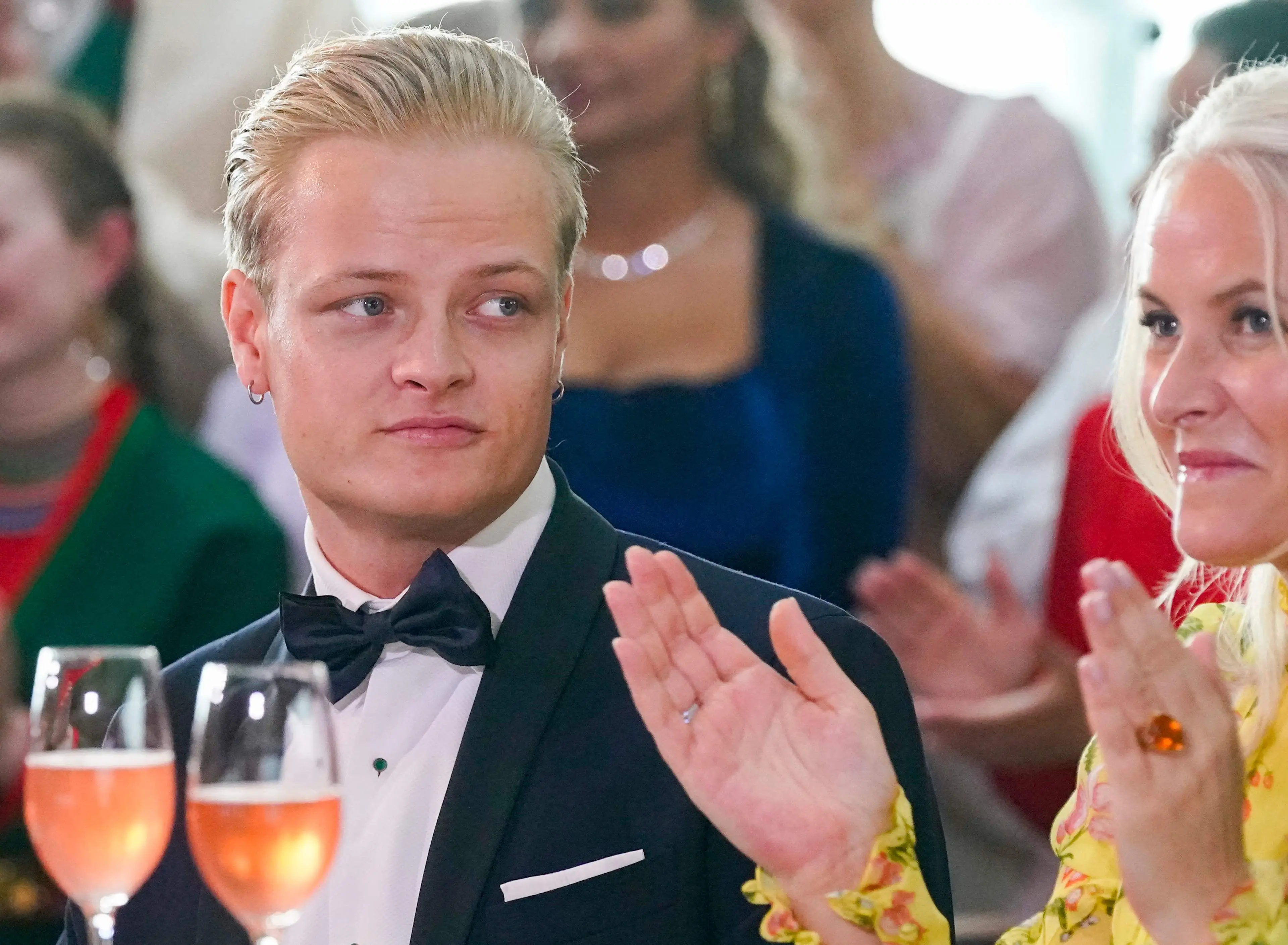 Revocan libertad provisional al hijo de la princesa heredera de Noruega, acusado de violación