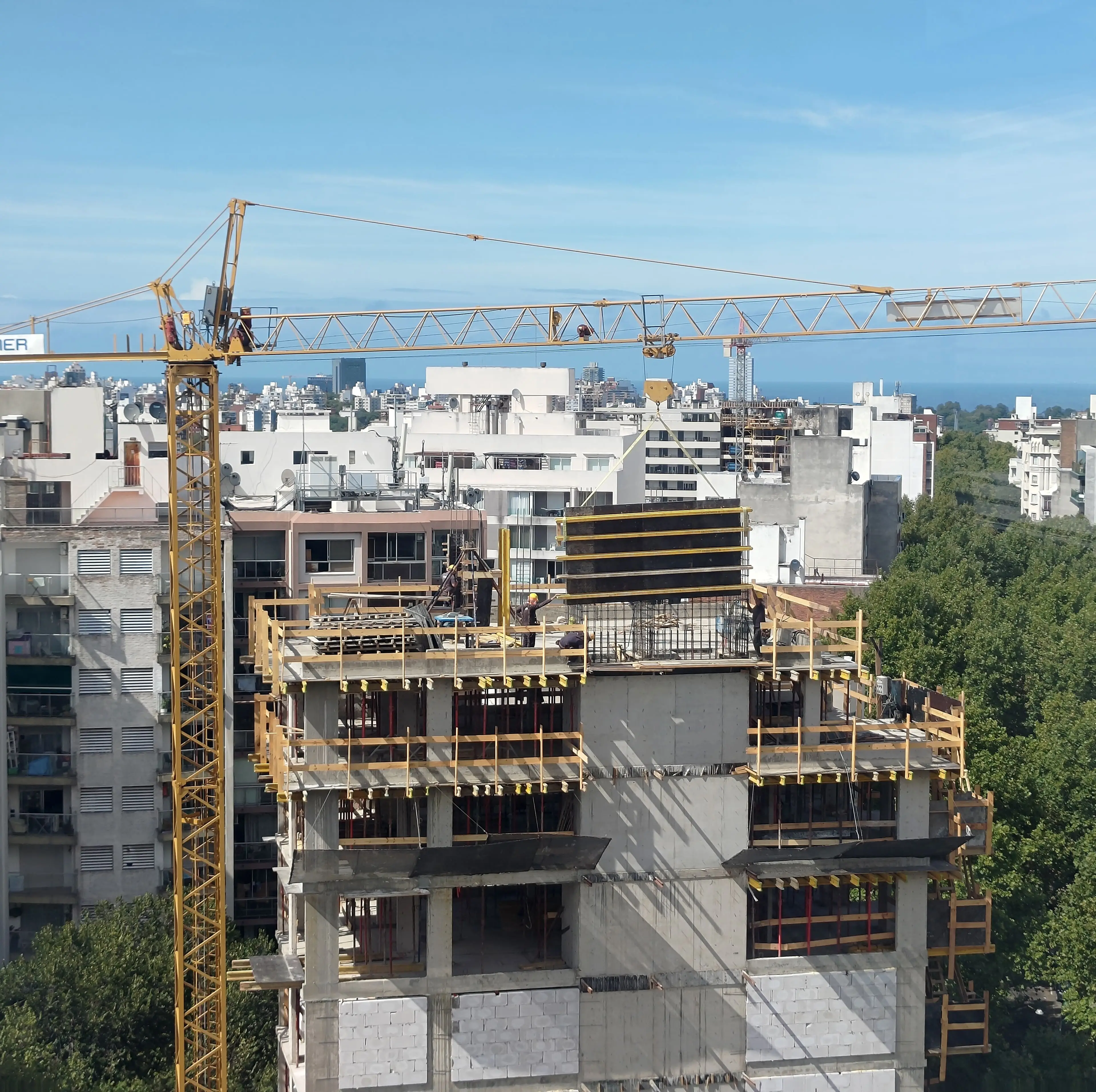 El boom inmobiliario en barrios céntricos y su efecto en la presión del agua que afecta a edificios más bajos