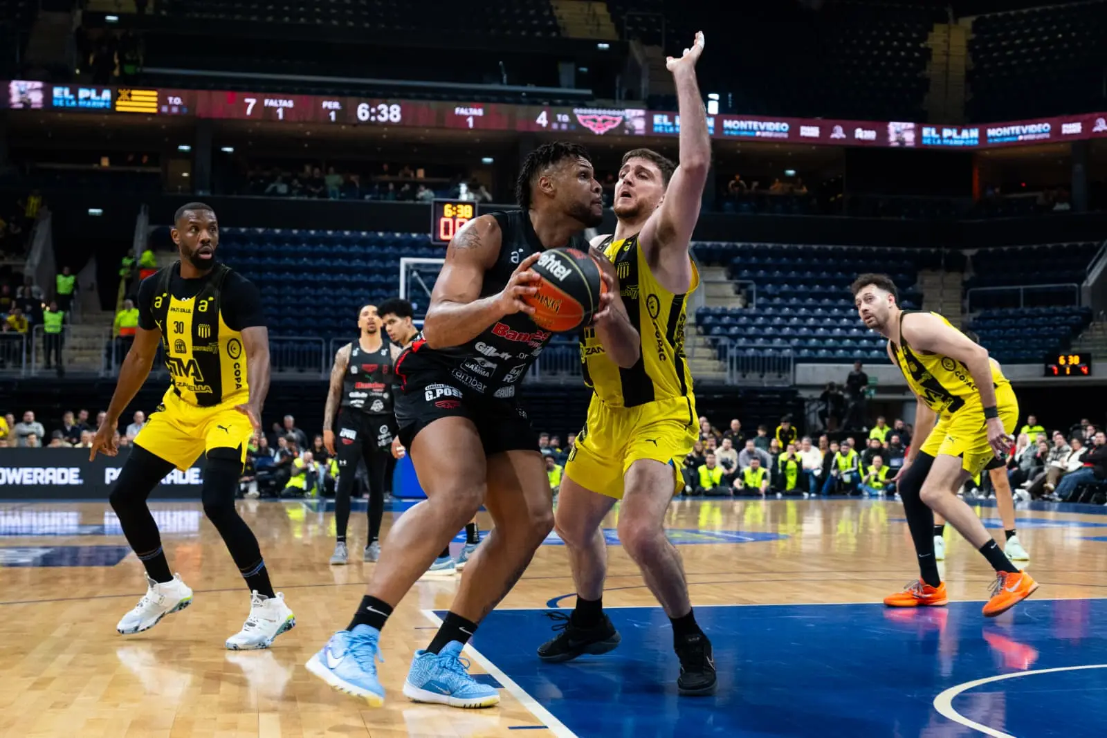 Aguada 37-35 Peñarol en vivo: el Carbonero suma corridas consecutivas y se pone a tiro en el partido