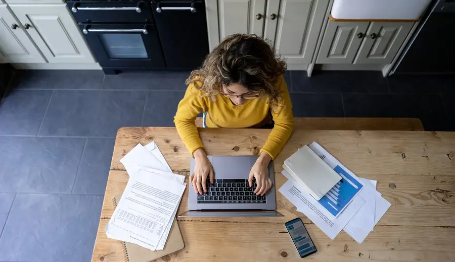 Teletrabajo y salud mental: estudio vincula el trabajo remoto con más aislamiento y soledad