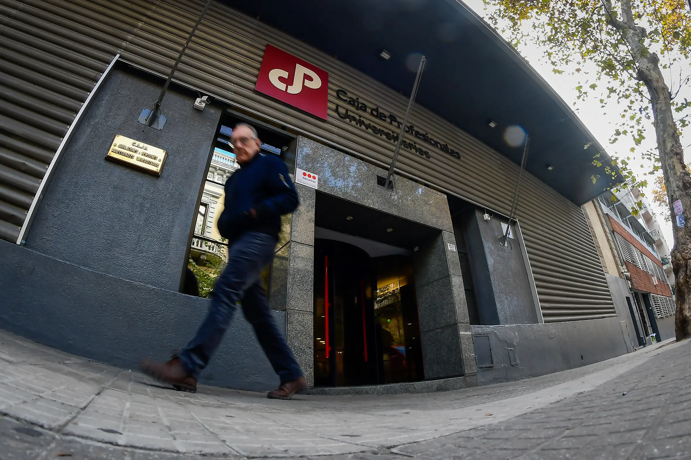 Gobierno advierte y presiona a Caja de Profesionales para revertir resolución sobre cobro de timbres médicos