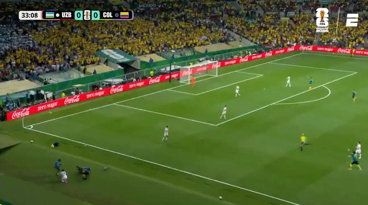 Jugador de Uzbekistán lesionó a un camarógrafo en pleno partido del Mundial: la curiosa jugada que se viralizó