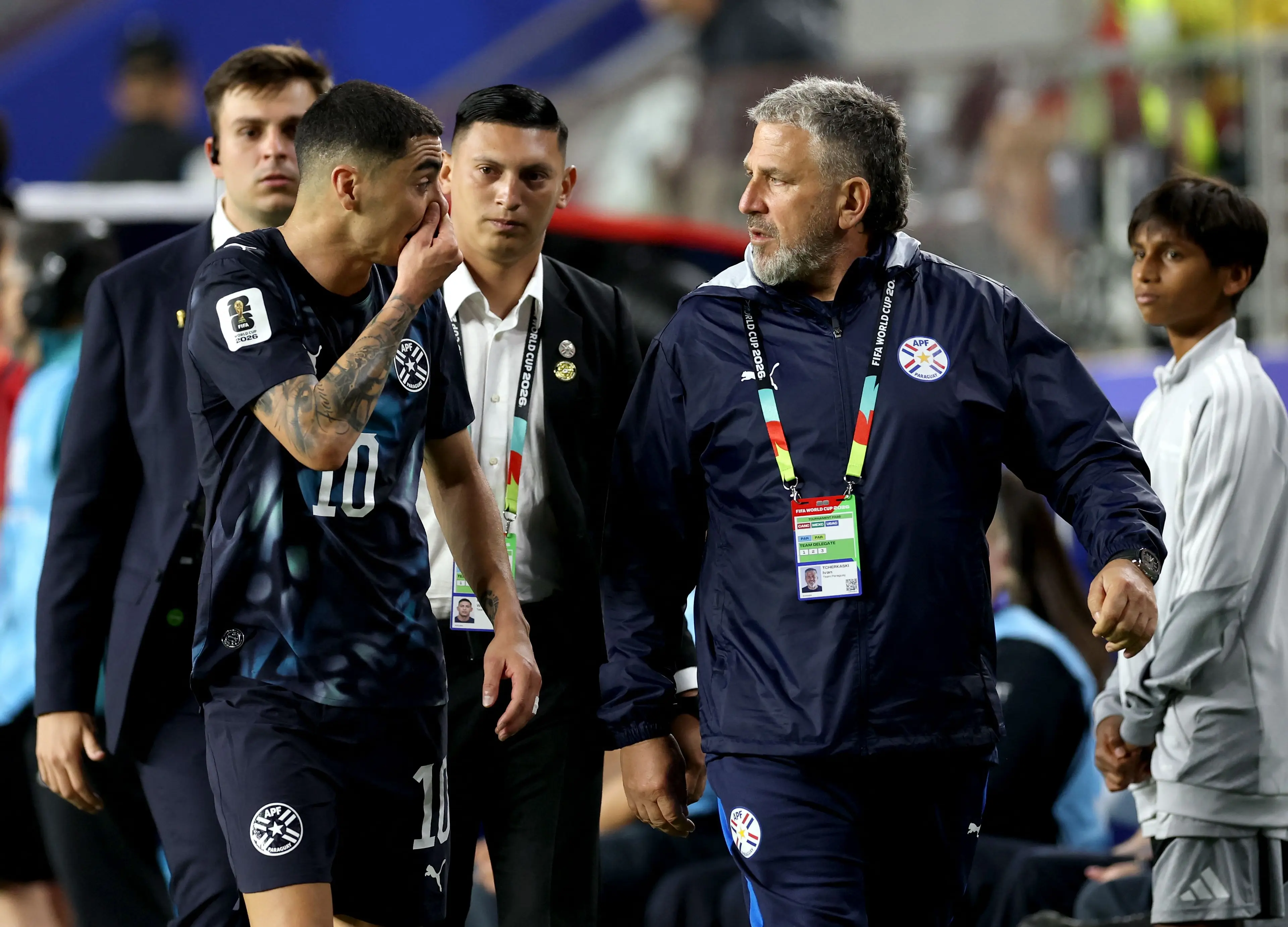 De no creer: Miguel Almirón sufrió la nueva regla y vio la roja en el Turquía-Paraguay por taparse la boca