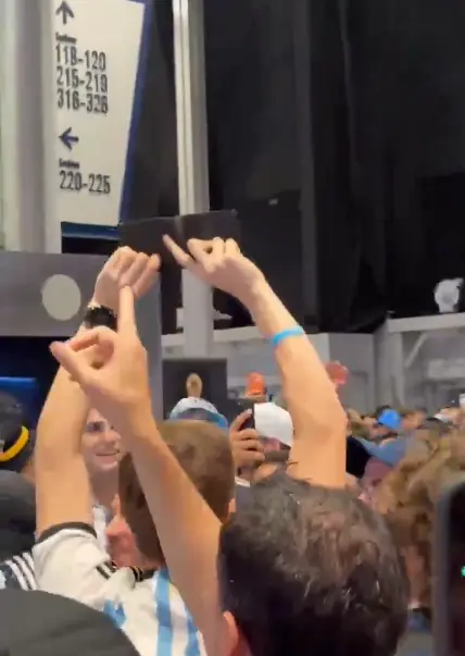 El video viral de los hinchas argentinos que encontraron y devolvieron una billetera en el Mundial 2026