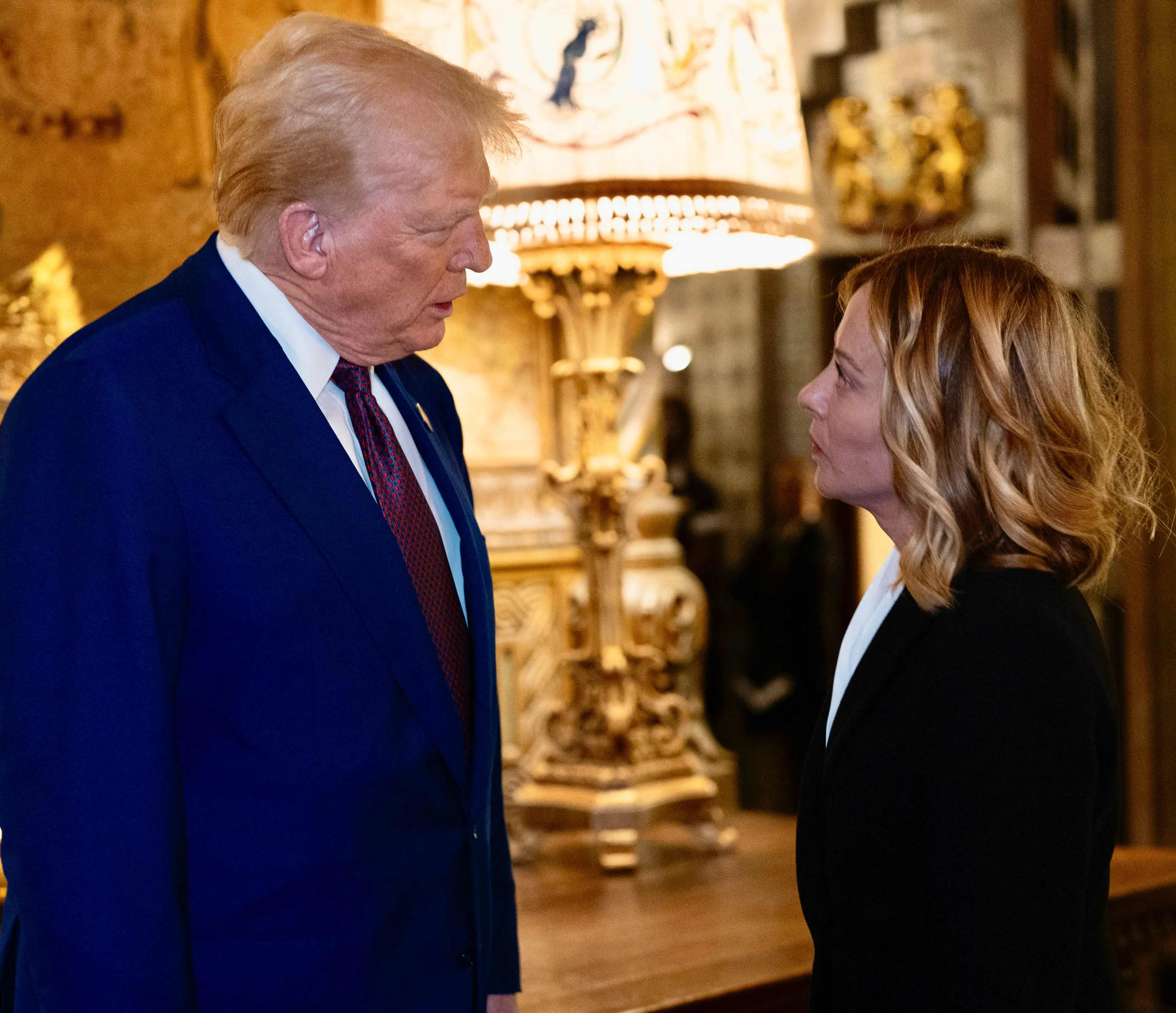 "Me suplicó por una foto, me dio pena": la frase de Trump que enojó a Meloni y terminó en incidente diplomático