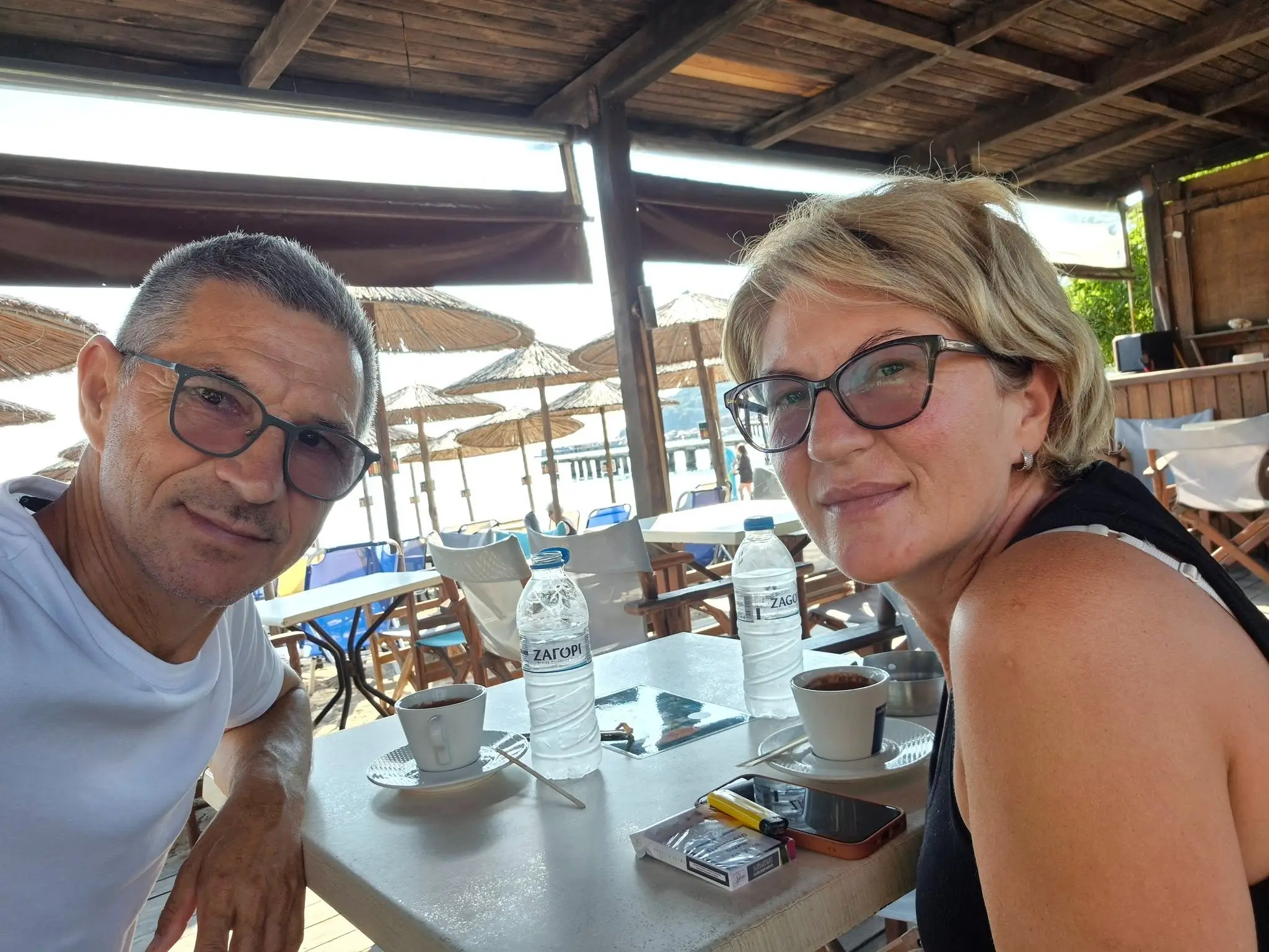 Relato de la esposa del hombre que fue parcialmente succionado fuera de un avión: "Si morimos, morimos juntos"