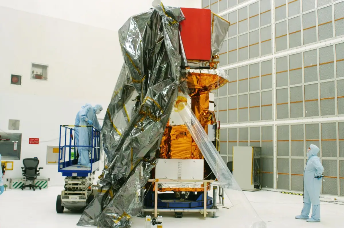 La peligrosa misión de la NASA para recuperar el telescopio Swift y evitar que se desintegre