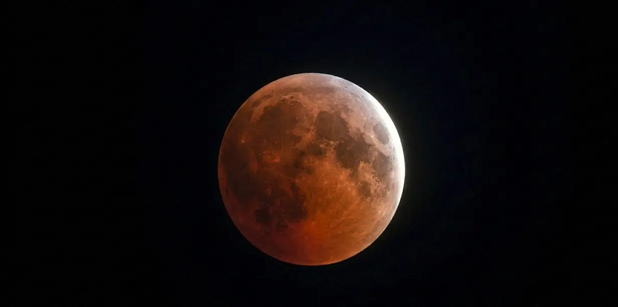 Se aproxima un eclipse lunar casi total: cómo ver la "Luna de sangre" en Uruguay