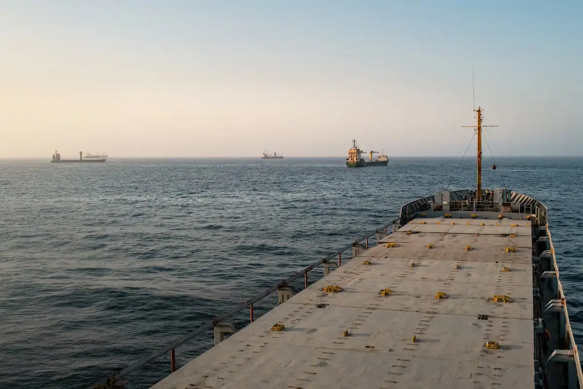 Irán lanzó drones a sus vecinos del Golfo y cerró el estrecho de Ormuz, en represalia contra Estados Unidos