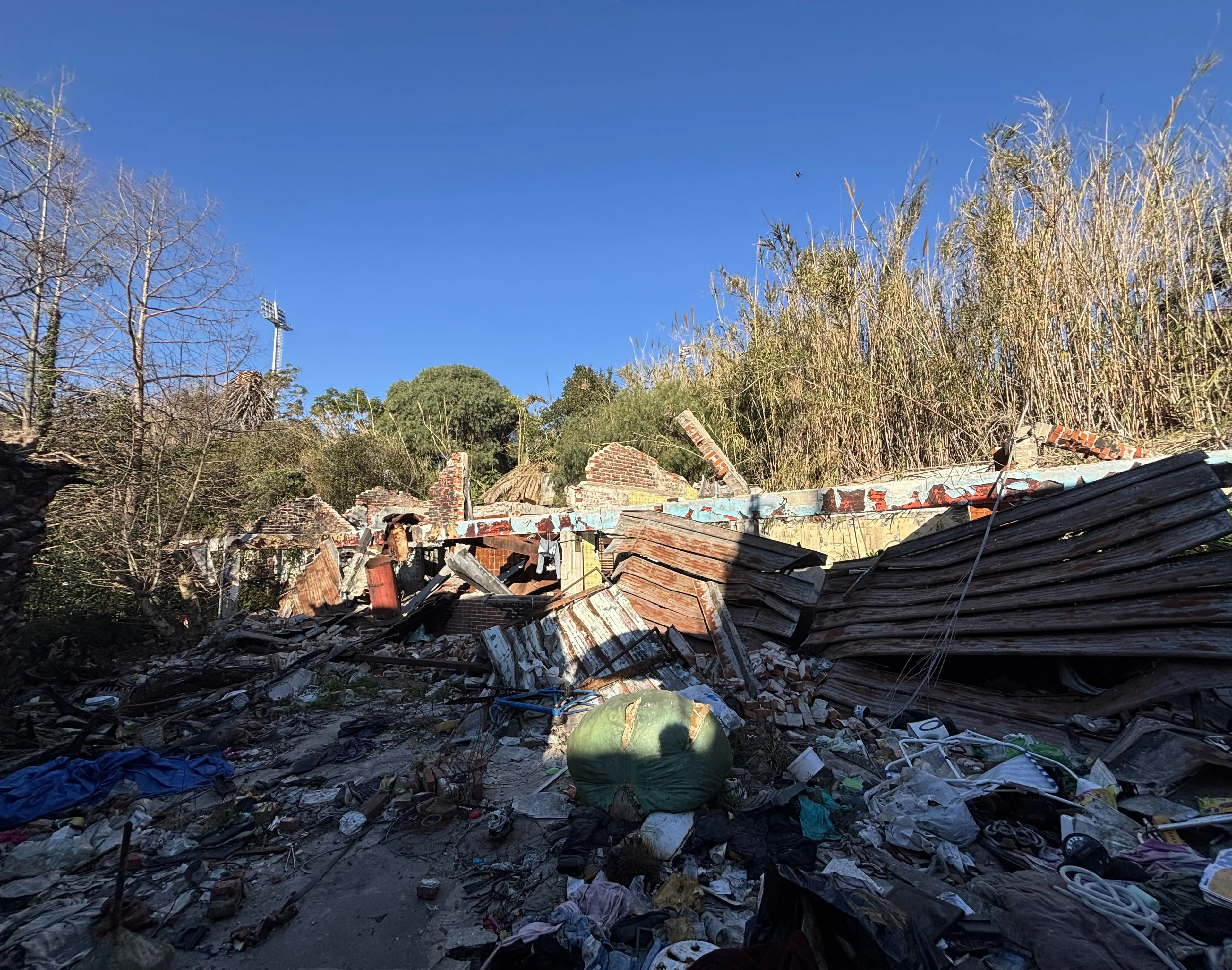 El viejo restaurante, hoy destrozado, que está en un sitio privilegiado del Parque Rodó: IMM quiere recuperar el Forte di Makalle