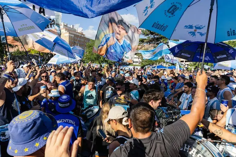 Argentinos no podrán entrar con banderas y camisetas de Malvinas al partido "de alto riesgo" contra Inglaterra