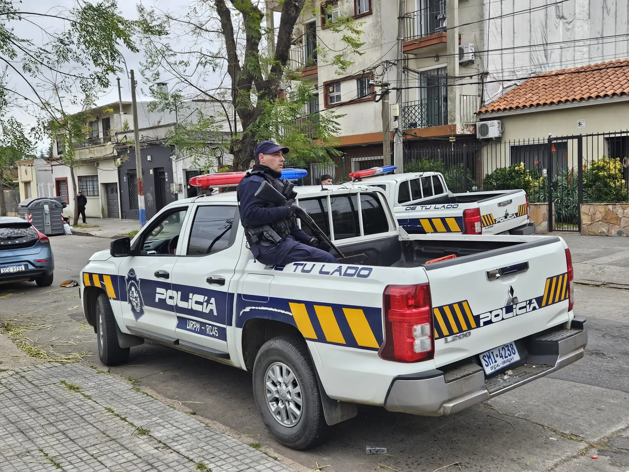 Búsqueda por techos y sospechosos disfrazados: los detalles del robo a un residencial que dejó dos policías heridos
