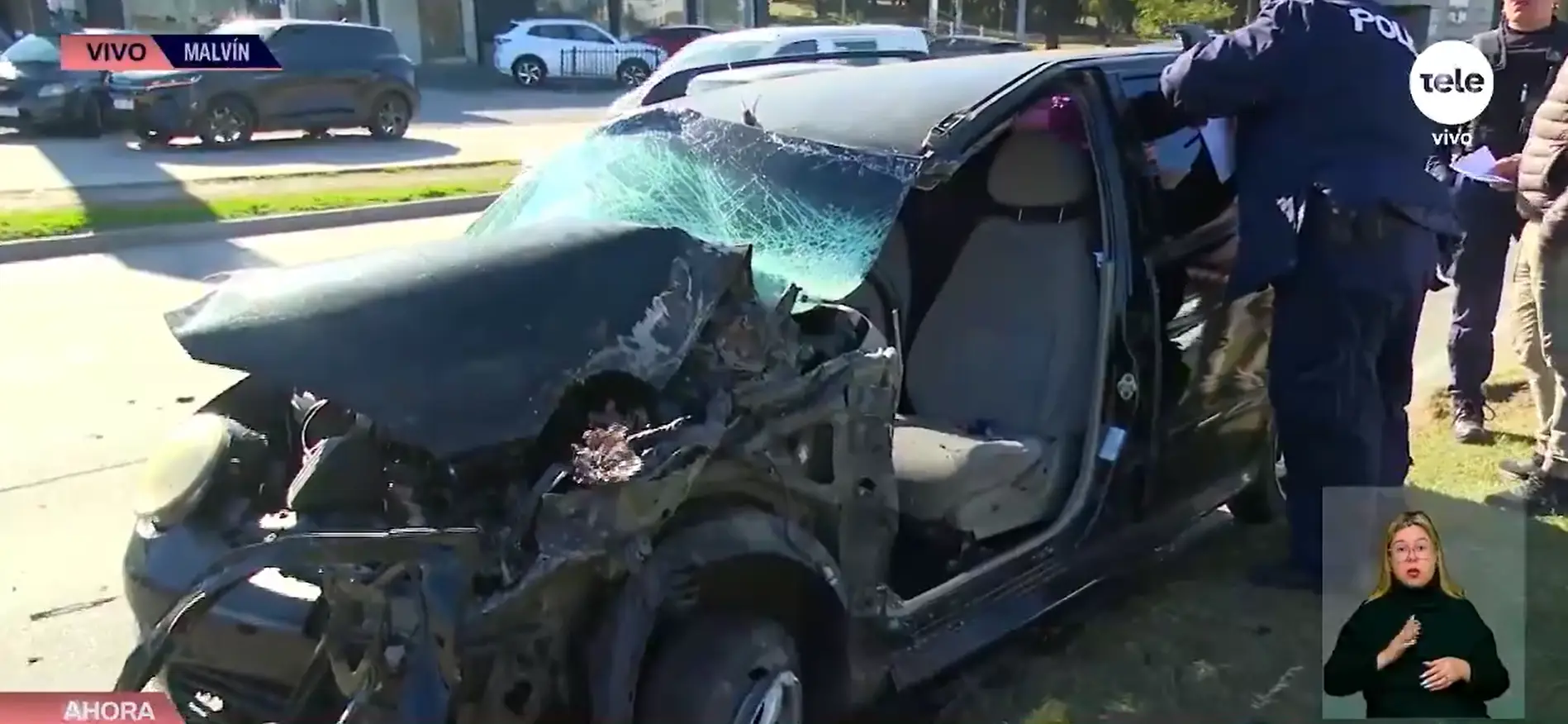 Accidente en Avenida Italia: auto cruza cantero y choca con camión