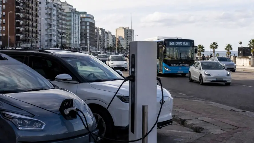 Electromovilidad en Uruguay: incentivos, escala y riesgos para la continuidad de una transformación en marcha
