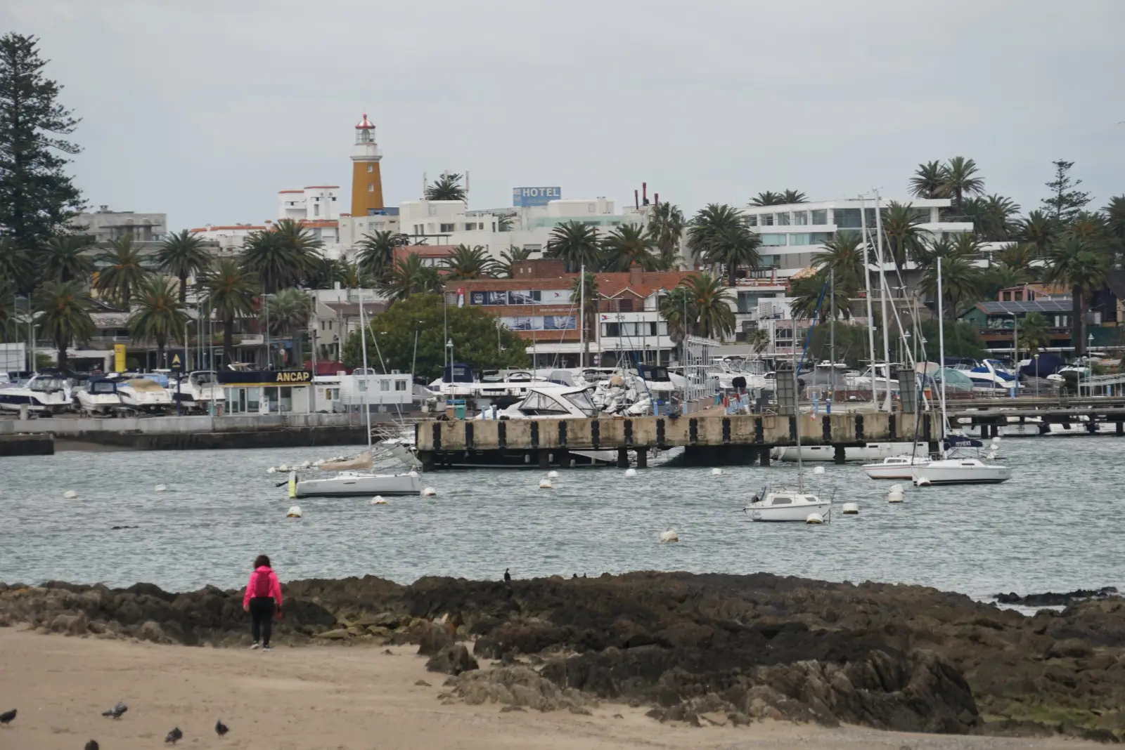 Armada evacúa de urgencia a tripulante con síntomas de malaria de un barco frente a Punta del Este