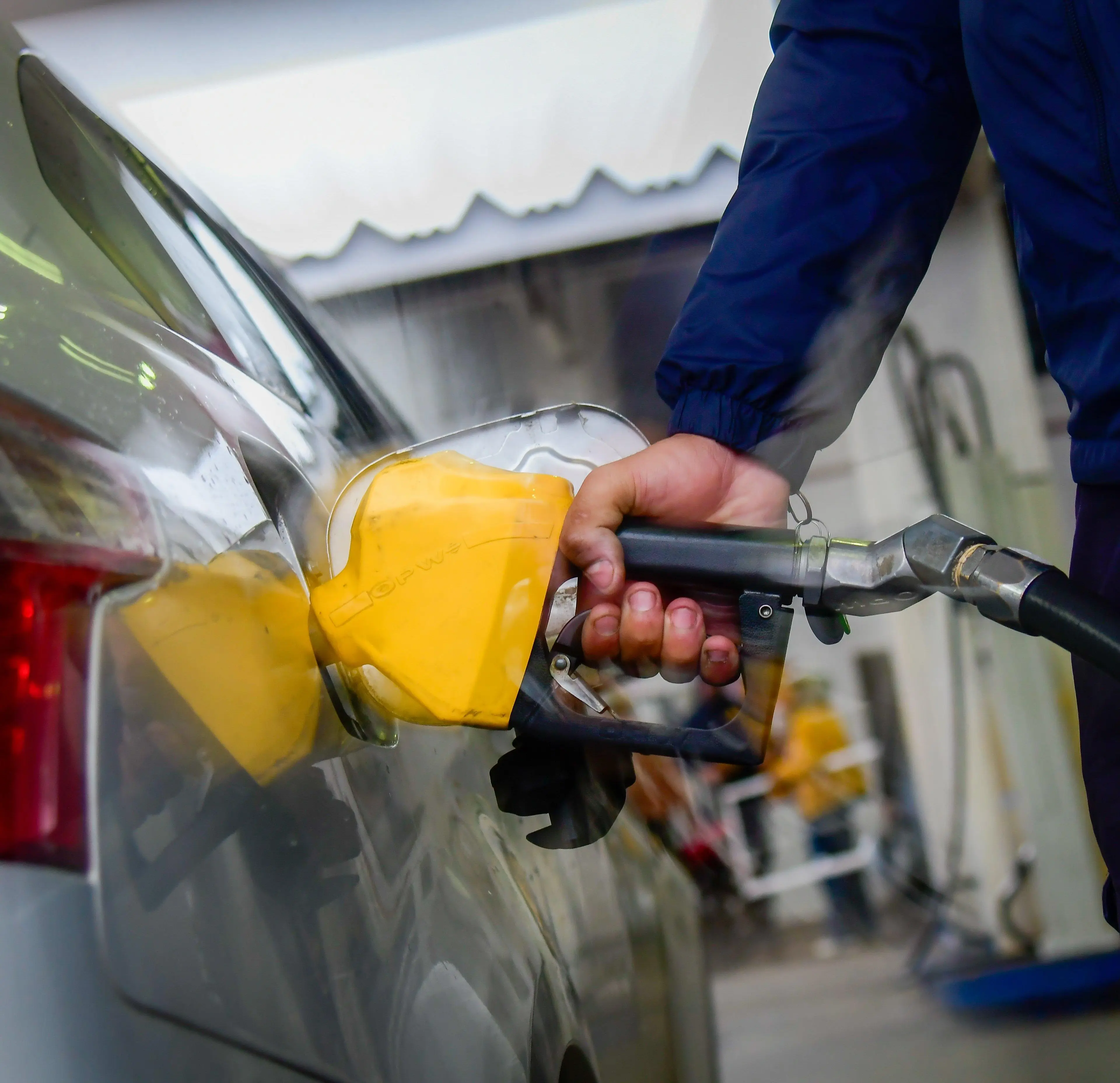 ¿Cuál es la referencia que marca la Ursea para establecer el nuevo precio de los combustibles en julio? Hay subas y bajas