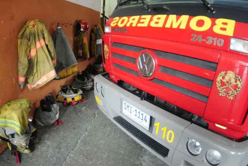 Dos autos incendiados en Pocitos: se encontraban estacionados en la Rambla y el fuego se pasó de uno al otro