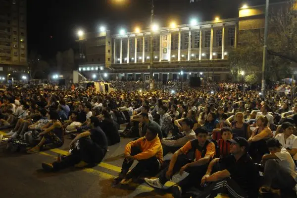Lugares gratuitos en Montevideo para ver a Uruguay en el Mundial: de la clásica pantalla de IMPO a un Fan Fest