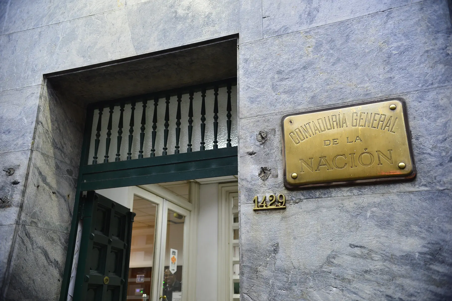 MEF abrió un llamado laboral en la Contaduría General por $ 63.900: no se requiere título universitario