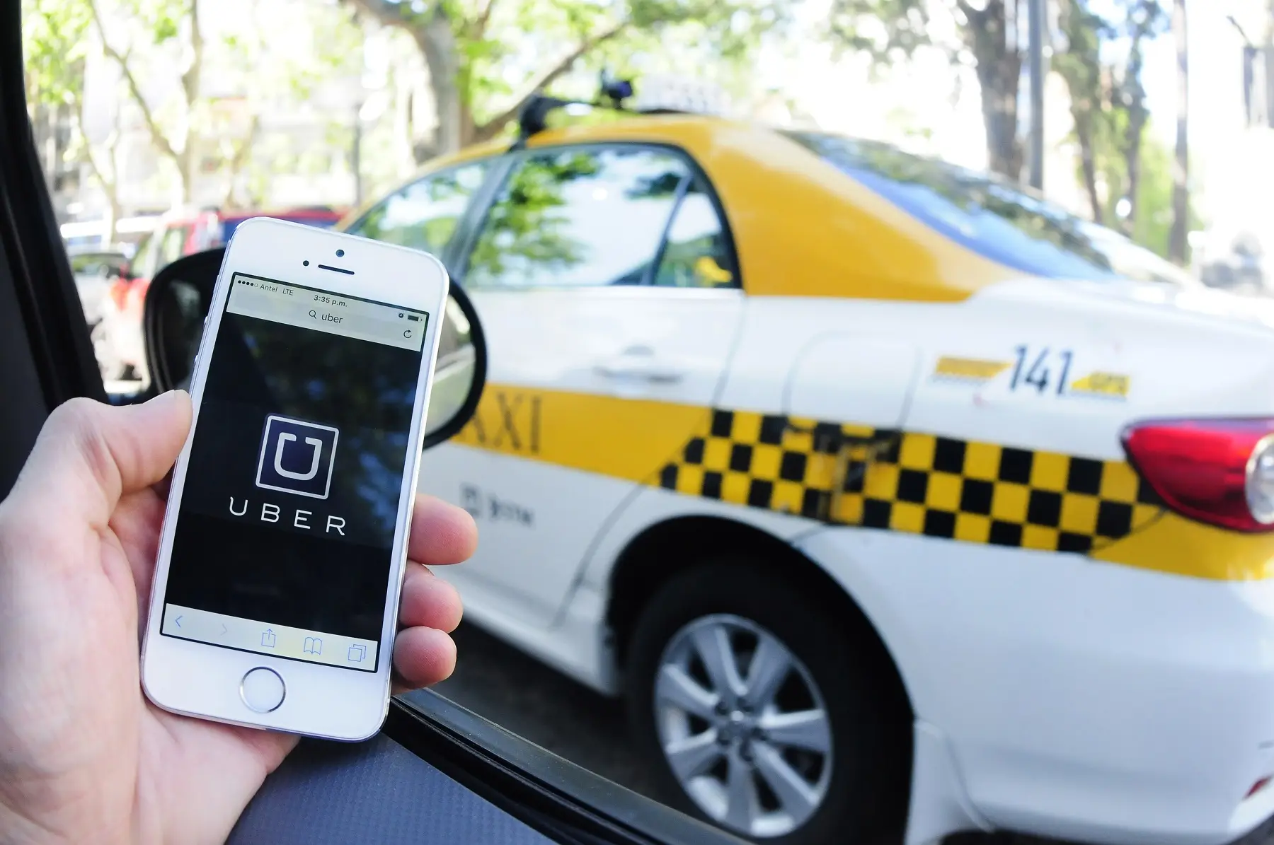 A diez años de la regulación de Uber, ediles presentan proyecto contra los "truchos"; IMM ingresa US$ 2,5 millones anuales