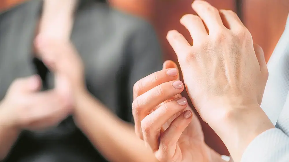 El método de golpecitos suaves que ayuda a liberar las emociones estancadas y bajar el estrés, según experta