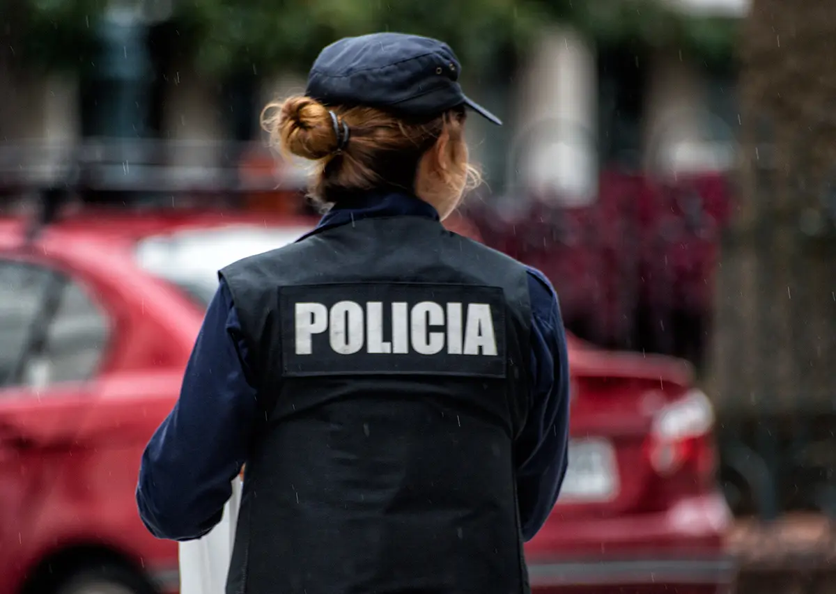 “Todos sabemos el domicilio de todos”: malestar de una policía por hombre dejado libre