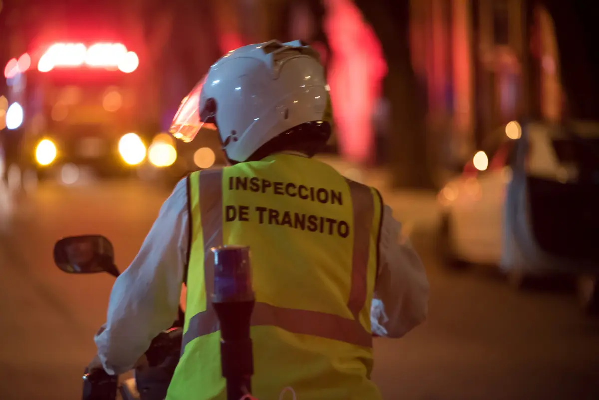 Inspectora de tránsito fue embestida por un motociclista que circulaba sin chapa ni luces