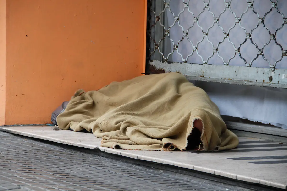 Falleció un hombre en situación de calle en Paysandú; lo encontró un trabajador de la zona