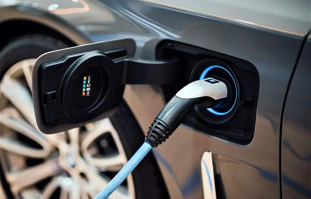 Uruguay vendió “por primera vez” más autos eléctricos que a nafta en un mes: los detalles