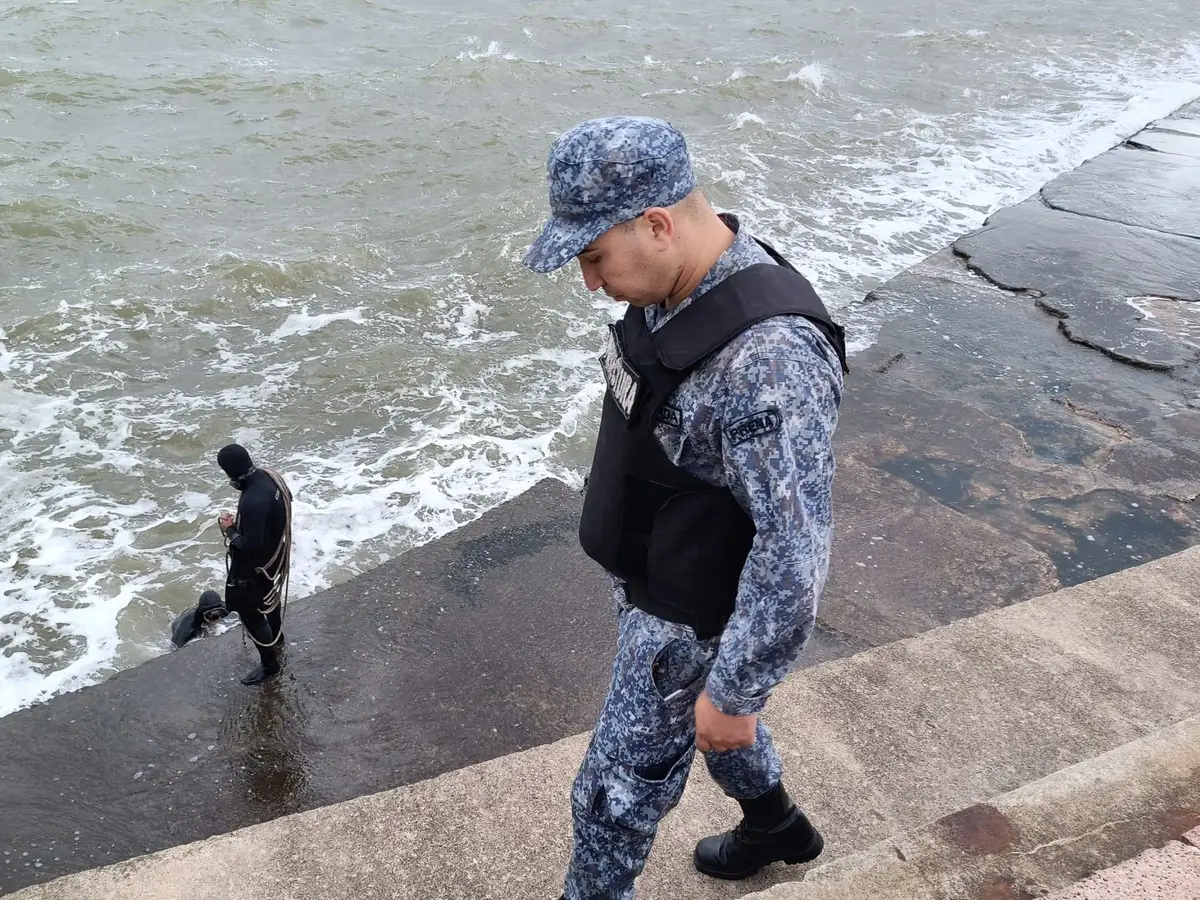 Macabro: pescadores hallaron un cadáver atado de pies en las rocas de la escollera Sarandí