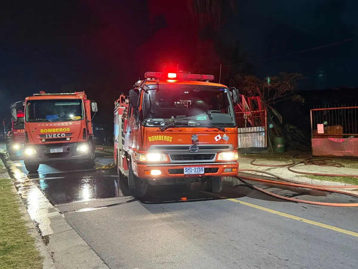 Tres personas murieron y un adolescente está grave tras un incendio en Piedras Blancas