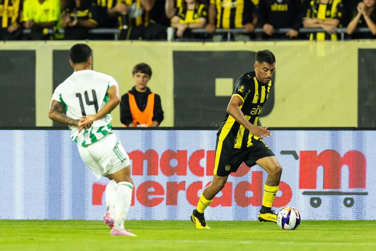 Intermedio: Peñarol enfrenta a Racing en el Centenario. Hora, alineaciones y cómo verlo
