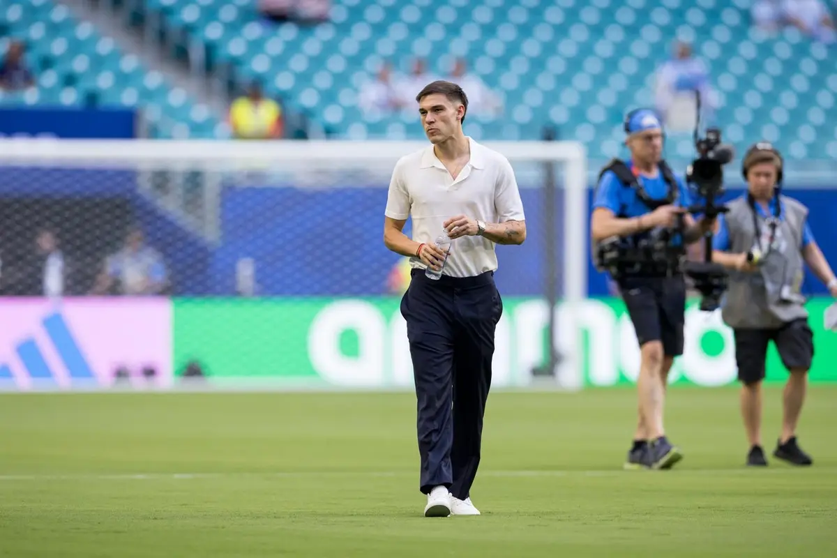 Manuel Ugarte fue operado de la rodilla. La FIFA pagará su sueldo durante la recuperación