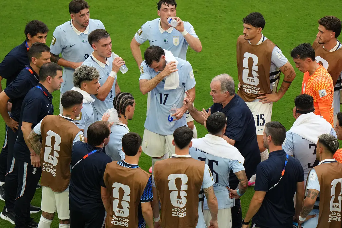 Bielsa criticó “partidos de cuatro tiempos” y mencionó el tatuaje “que no va a suceder”
