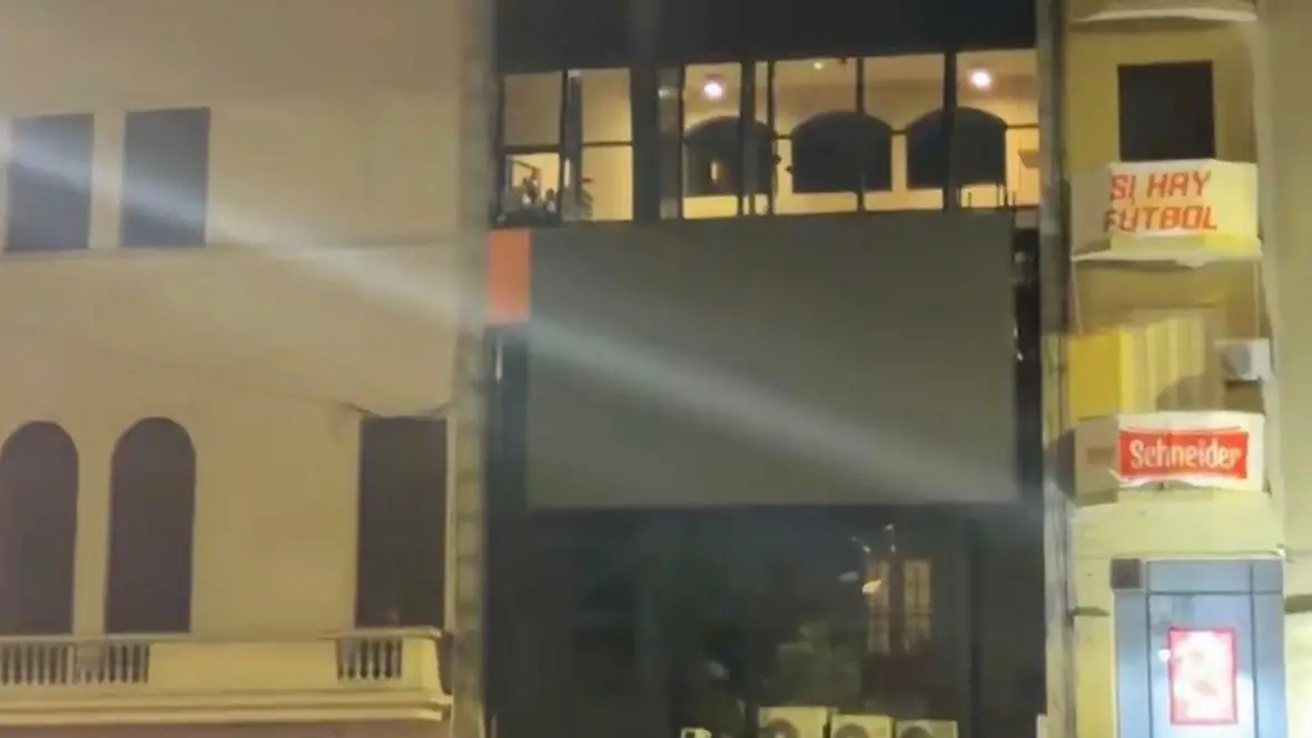 La pantalla gigante enfrente a la explanada de la Intendencia se apagó
