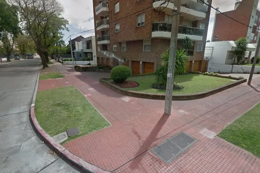 Ladrones escalaron, llegaron a la azotea de un edificio y robaron apartamentos y un auto