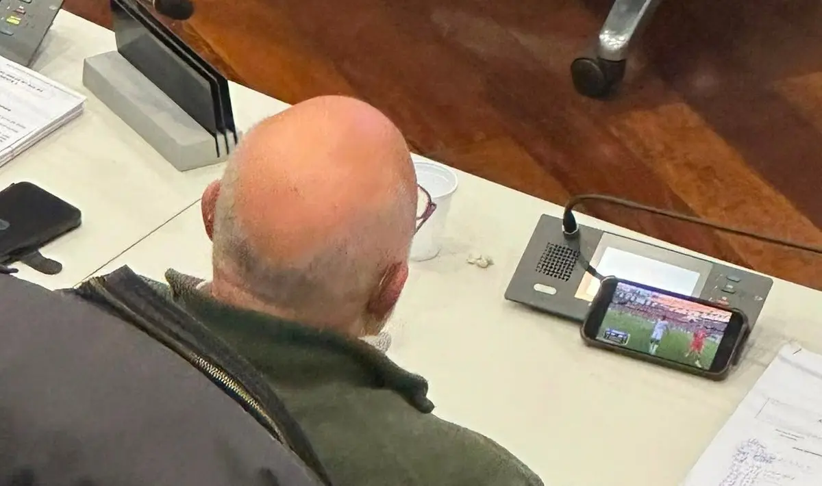 En orsai: edil opositor “escrachó” a oficialista que miraba el Mundial en plena sesión