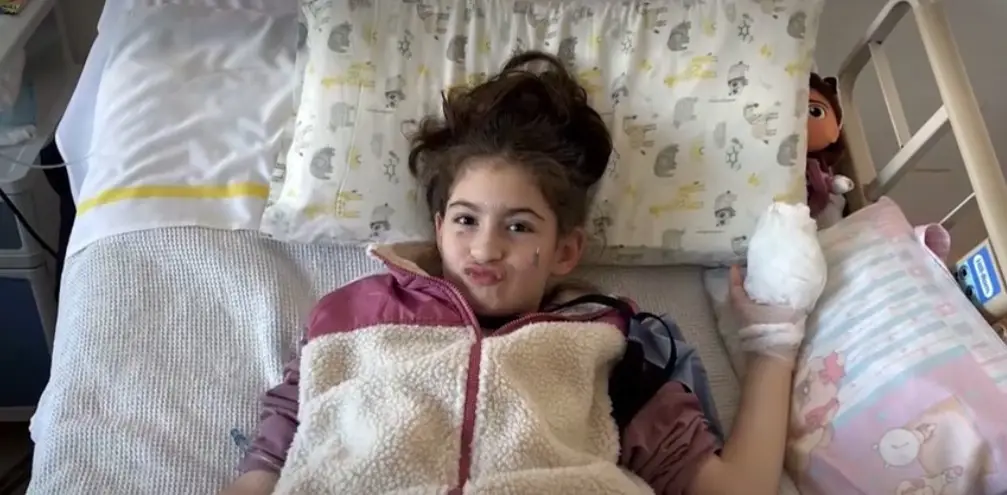 Realizan amputación a niña porque le cayó una mesa de hormigón encima en la escuela