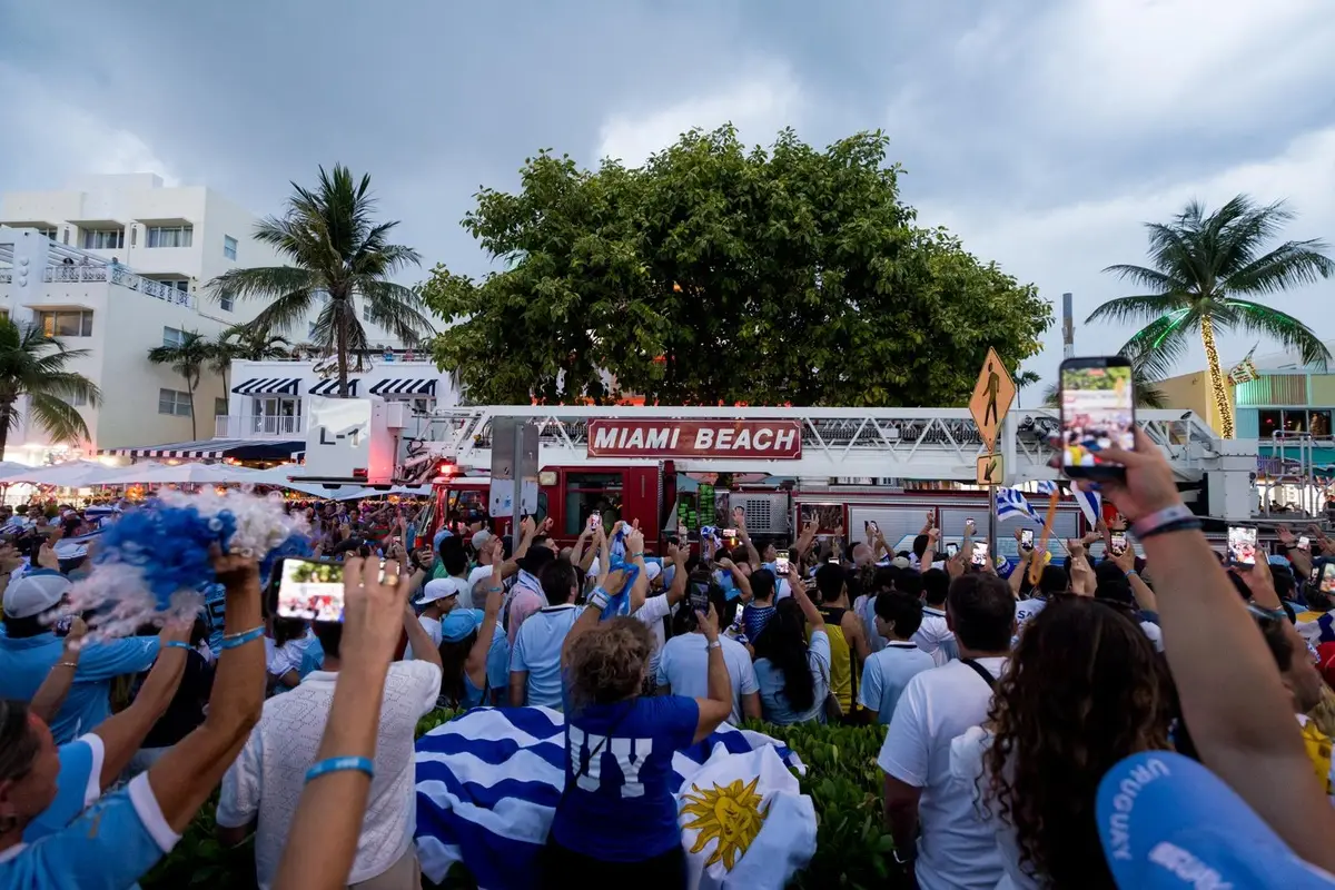 Mundial 2026: banderazo de uruguayos en Miami, entre cánticos, emoción y lluvia torrencial