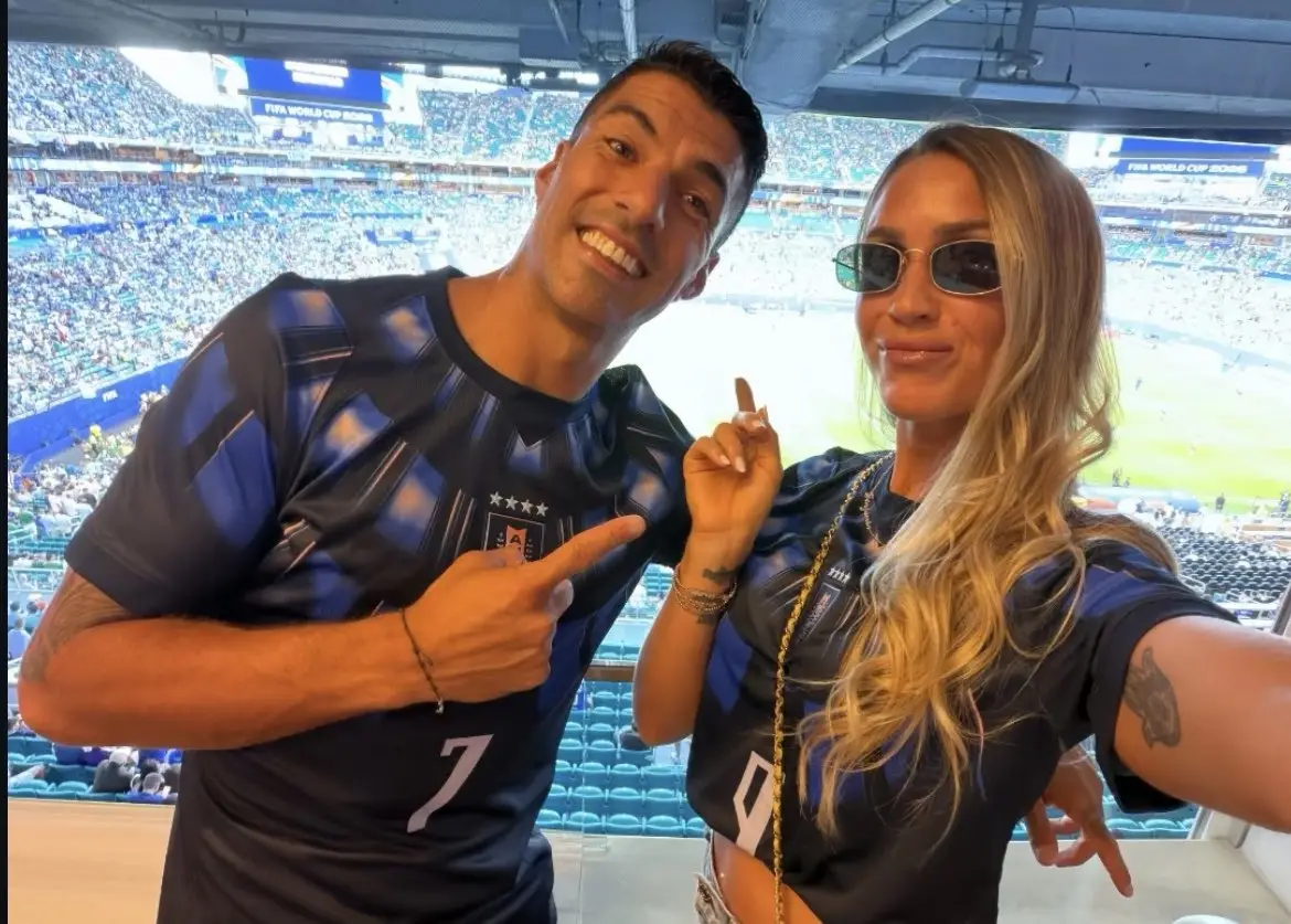 Mundial: Luis Suárez alentó a Uruguay en el Hard Rock Stadium con una camiseta especial