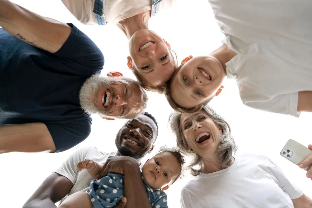 Cómo sentirse más feliz, según Harvard: 3 estrategias simples