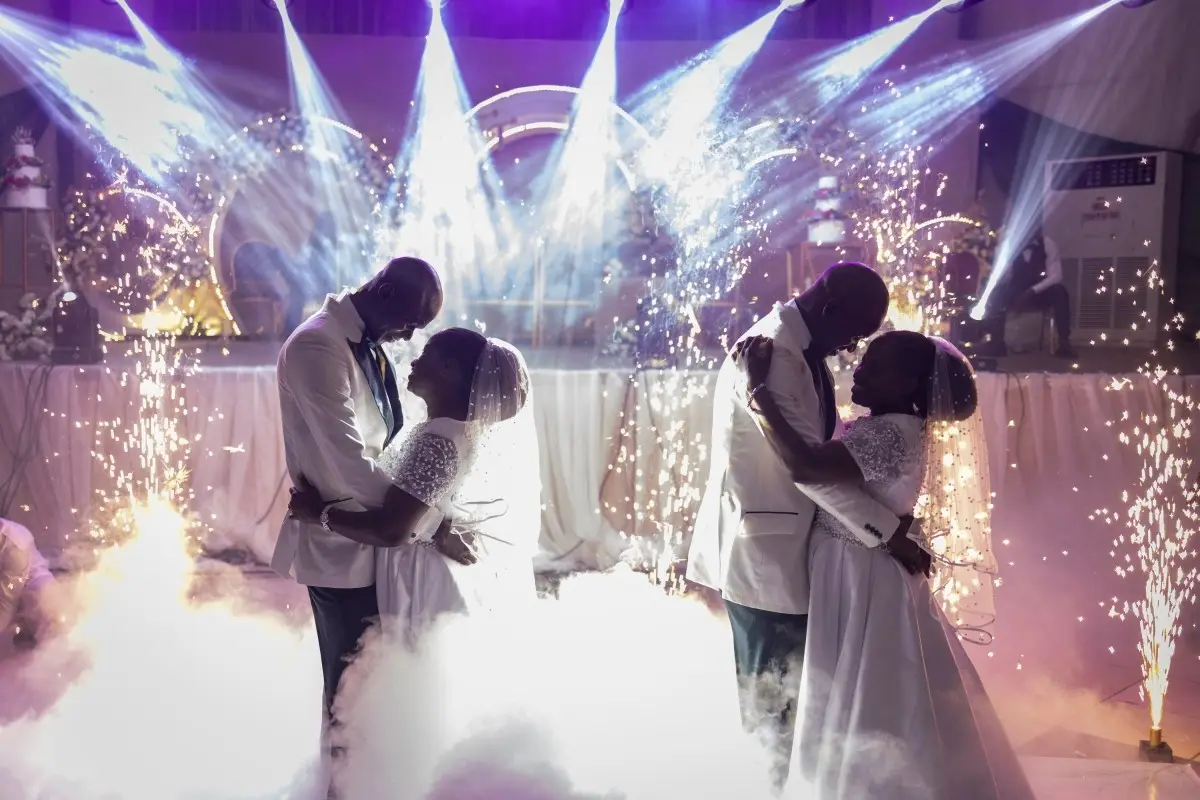 Espejo doble: hermanos gemelos se casan con hermanas gemelas el mismo día
