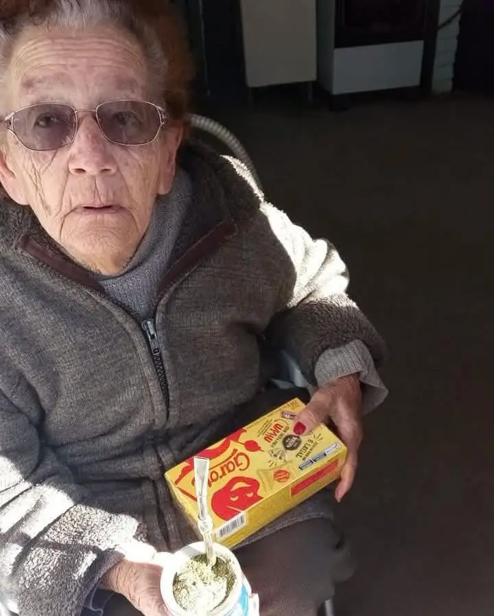 Indignación en Melo: vendedor de pescado dejó sin vuelto y sin su último dinero a anciana