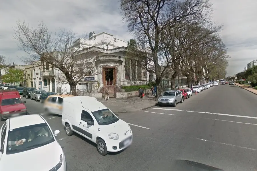 Le chocaron el auto en Parque Rodó, se bajó para saber qué pasó y el otro conductor murió