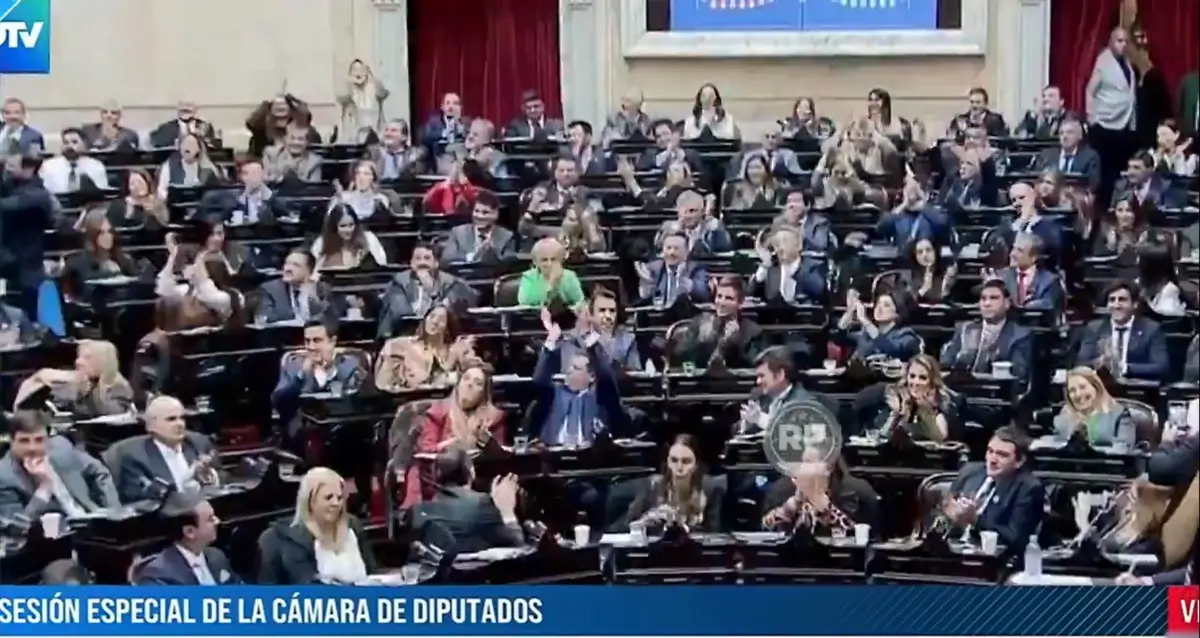“Adorni no se va”: entre cánticos, oficialismo argentino negó quorum a interpelación