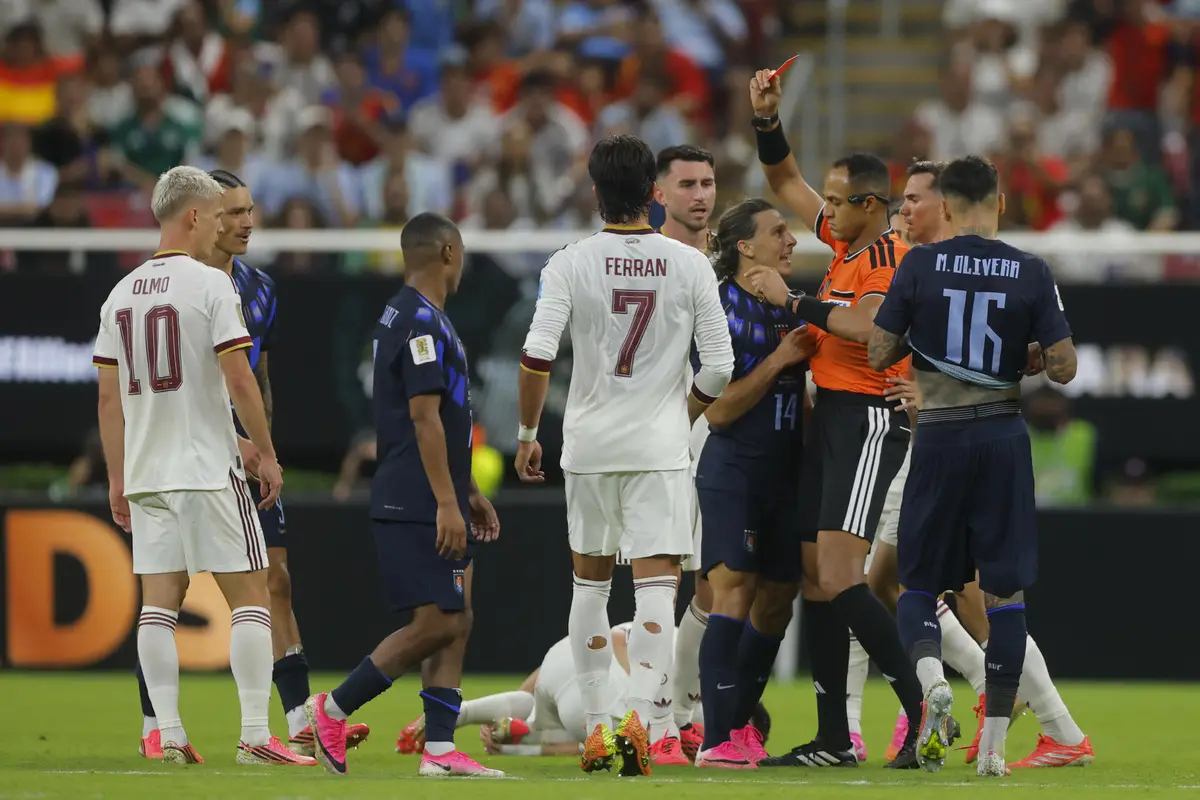 Mundial: Curbasí reveló diálogo con Canobbio tras planchazo y habló del juego de Uruguay