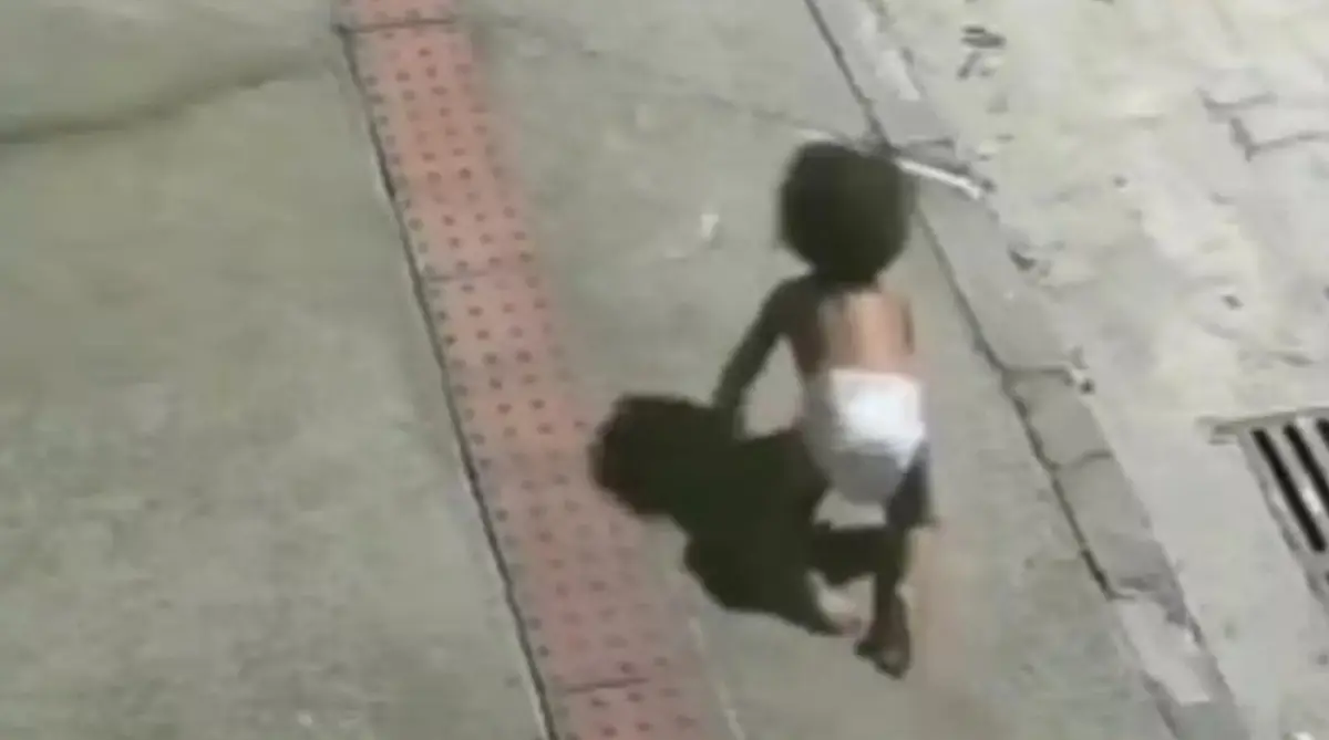 “Estaba helada”: delivery encuentra a una bebé gateando en pañales de madrugada
