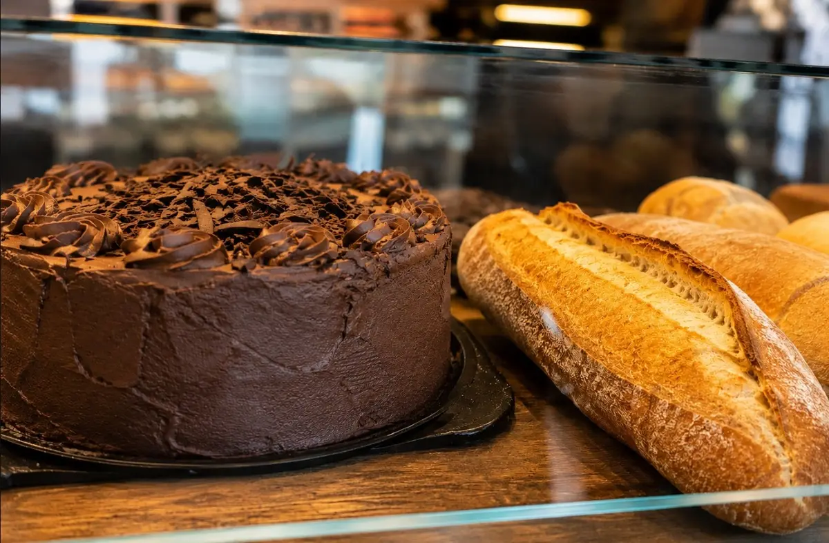 Uno entró y pidió pan, y otro robaba una torta: se quedaron sin el pan y sin la torta